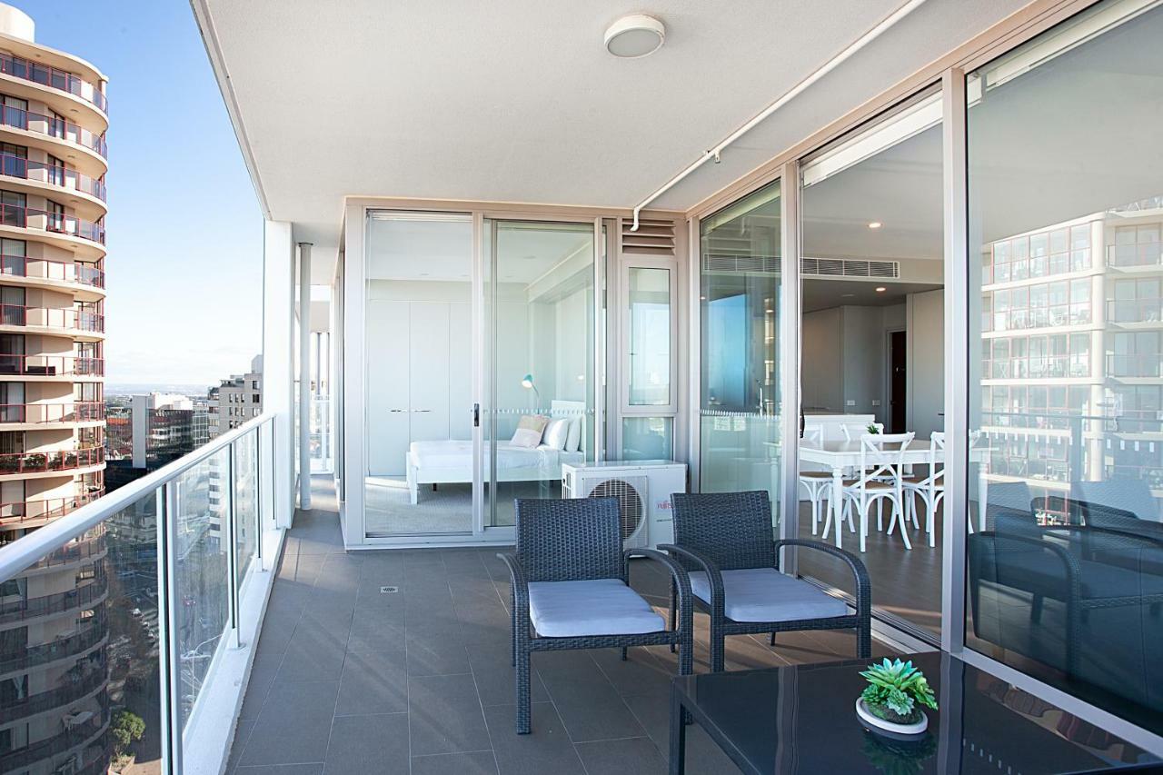 Sky High Luxury In Shopping Mecca Near Beach Apartment